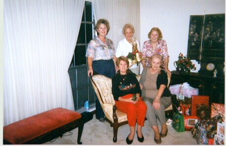 Xmasgrls.jpg (174705 bytes)